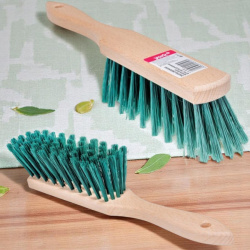 Щетка - сметка деревянная для уборки, ручка 18 см, длина щетины 6 см, ширина 4 см.